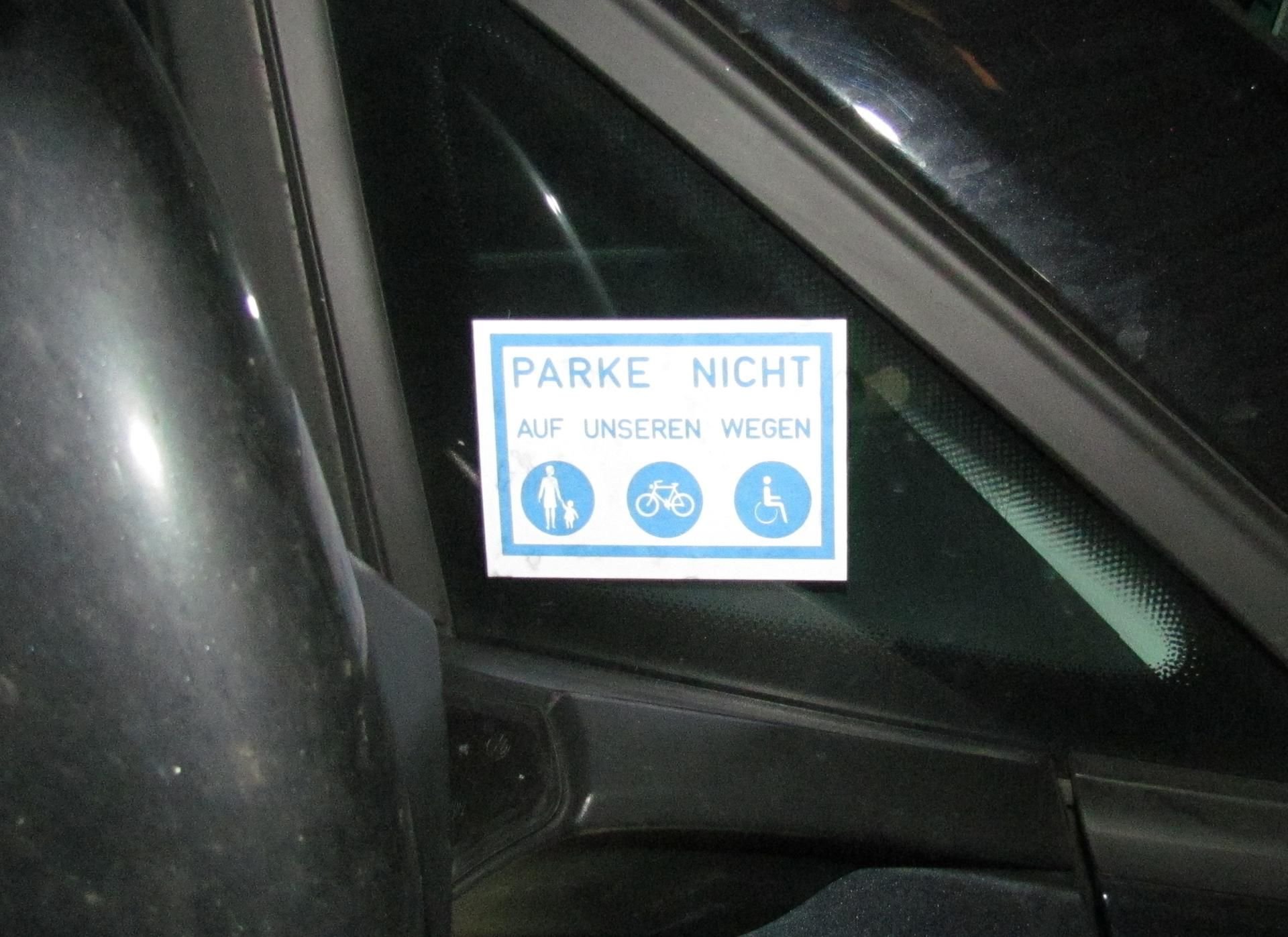 Der Unbekannte brachte auch Aufkleber an Autos in der Hafenstraße an.