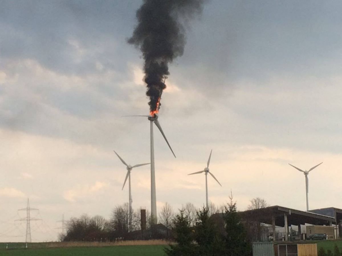 Das Windrad bei Frohburg brannte nach einem Blitzeinschlag mehrere Stunden lang.