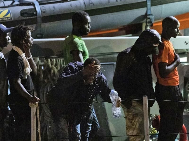 Migranten gehen von Bord eines italienischen Polizeiboots der Guardia di Finanza. Foto: Francesco Ruta/ANSA