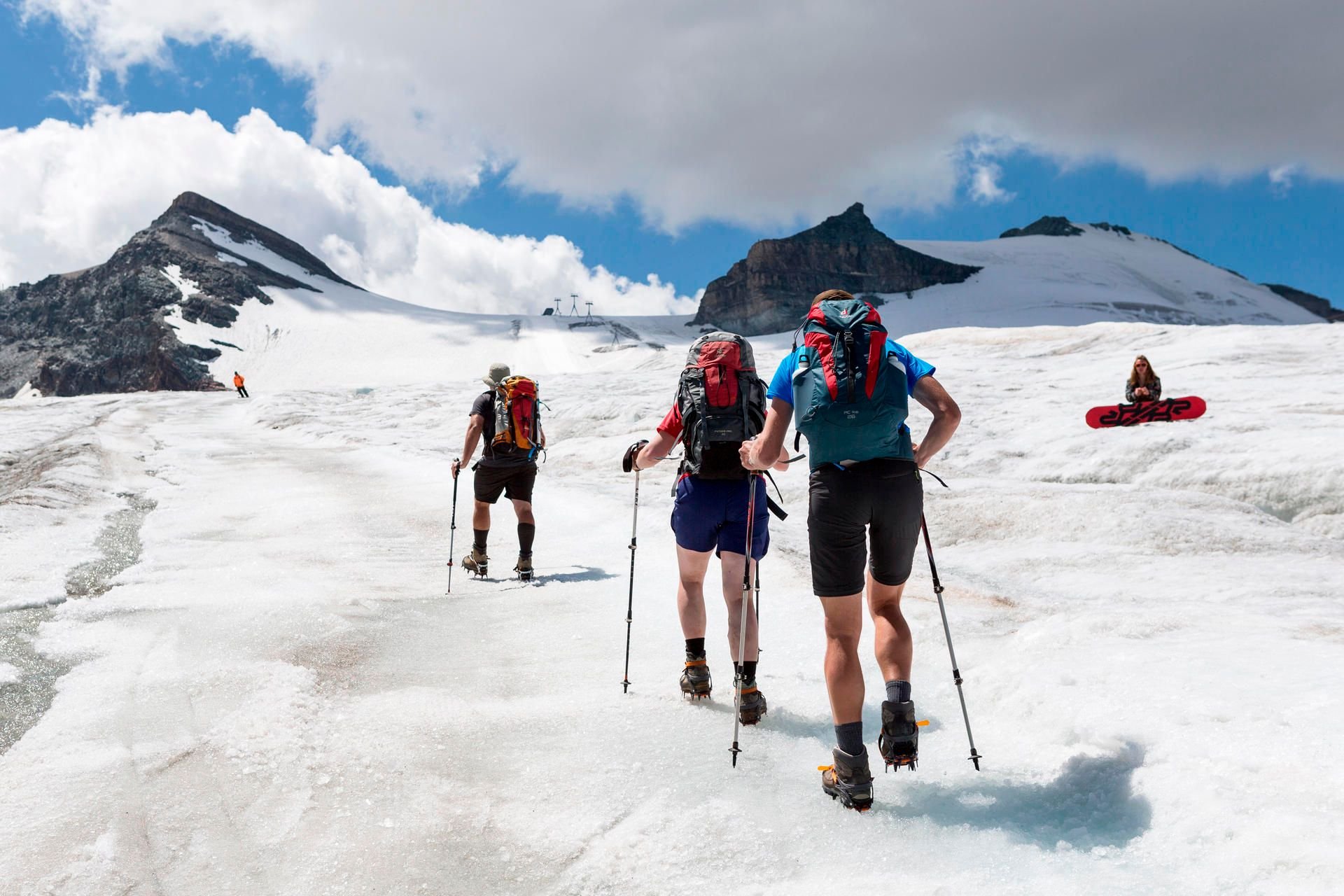 Bergsteiger wandern mit Klettereisen über das Eis. (Symbolbild)
