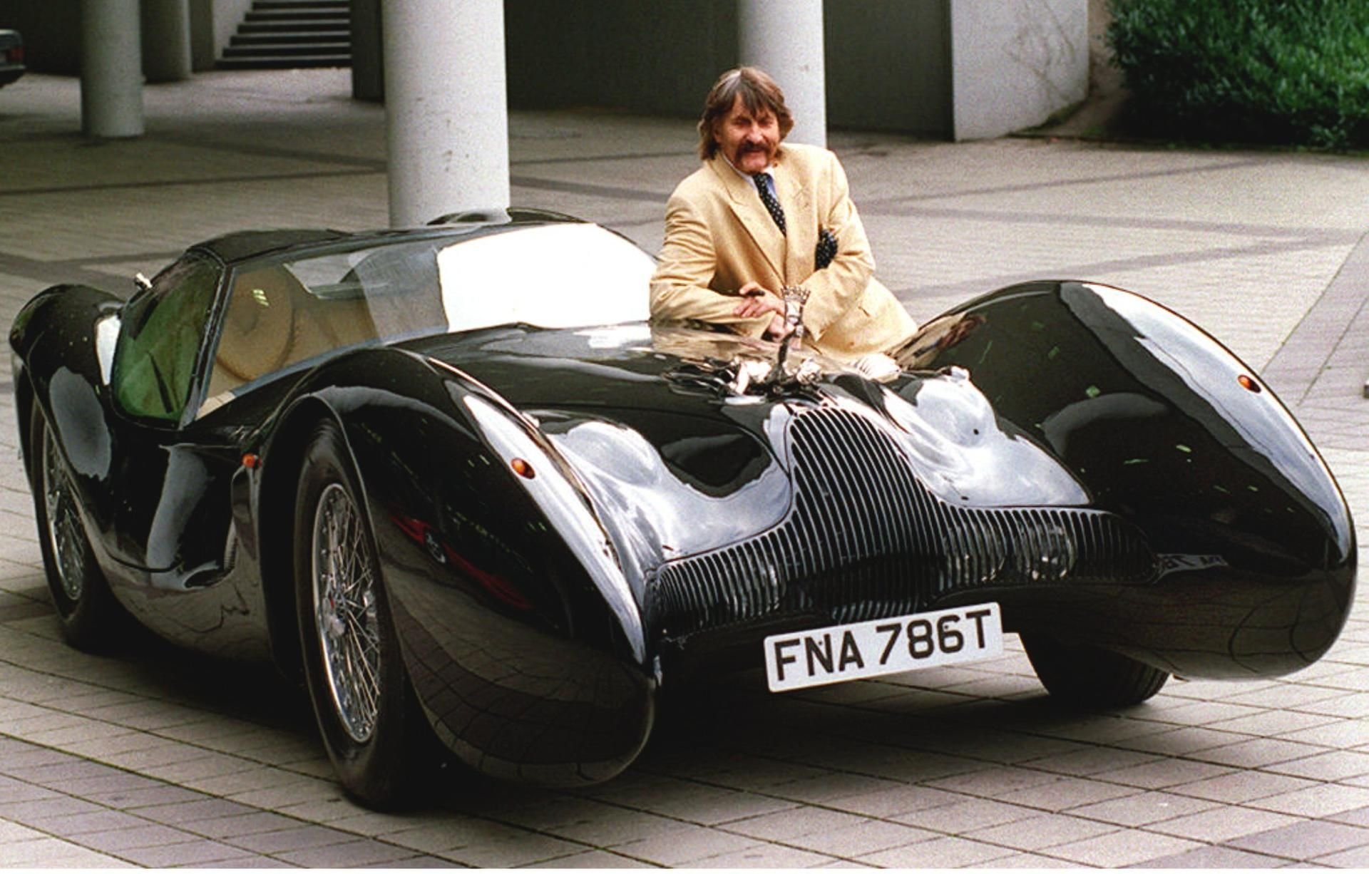 Luigi Colani 1996 während eines Fototermins zur „Essen-Motor-Show International“ mit seinem „Horch-Colani“