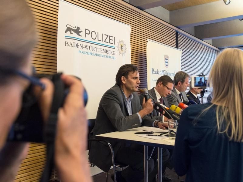 Pressekonferenz zu den Ermittlungen im Fall der ermordeten Studentin in Freiburg. Politiker warnen nun vor einem Generalverdacht gegen Flüchtlinge. Foto: Patrick Seeger