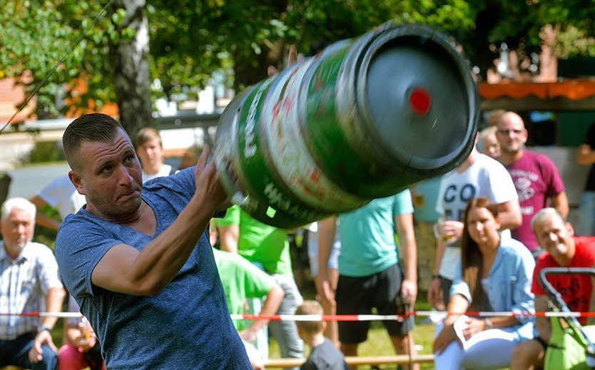 Das Fasswerfen ist einer der Höhepunkte beim Heimatfest.