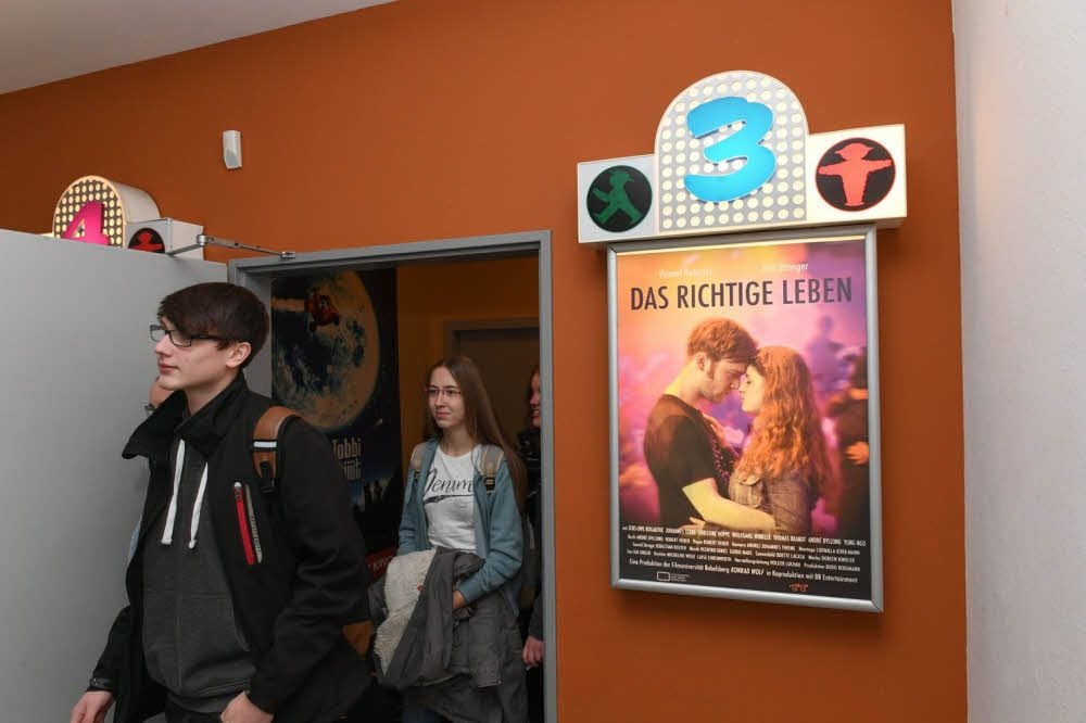 Kinosaal wird Klassenzimmer: Schüler der Medizinischen Berufs-Akademie Naumburg sehen sich den Film „Das richtige Leben“ an.