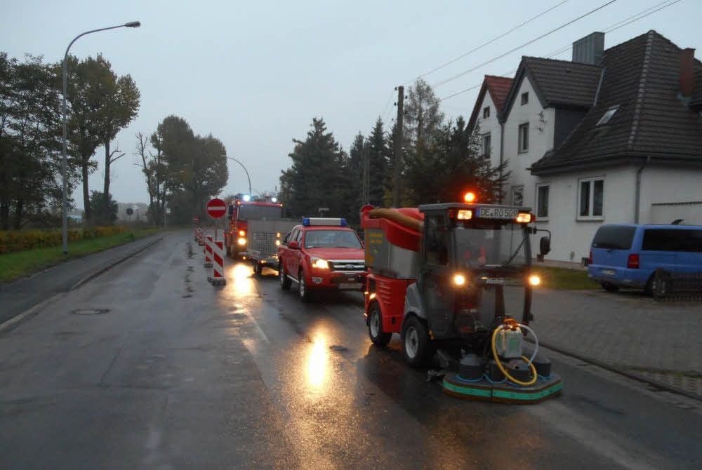 Bei Öl auf der Fahrbahn kann es gefährlich werden für Autofahrer. Hier: Die Feuerwehr bei der Beseitigung einer Ölspur in Dessau.