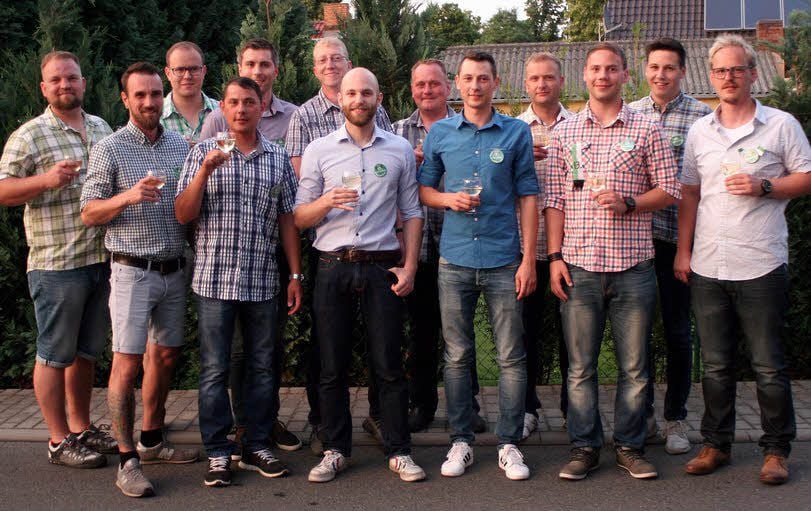 Vor der Inthronisation des 14. Weinprinzen am Donnerstagabend: Seine 13 Vorgänger haben sich zum Einzug in den Weinkeller versammelt.