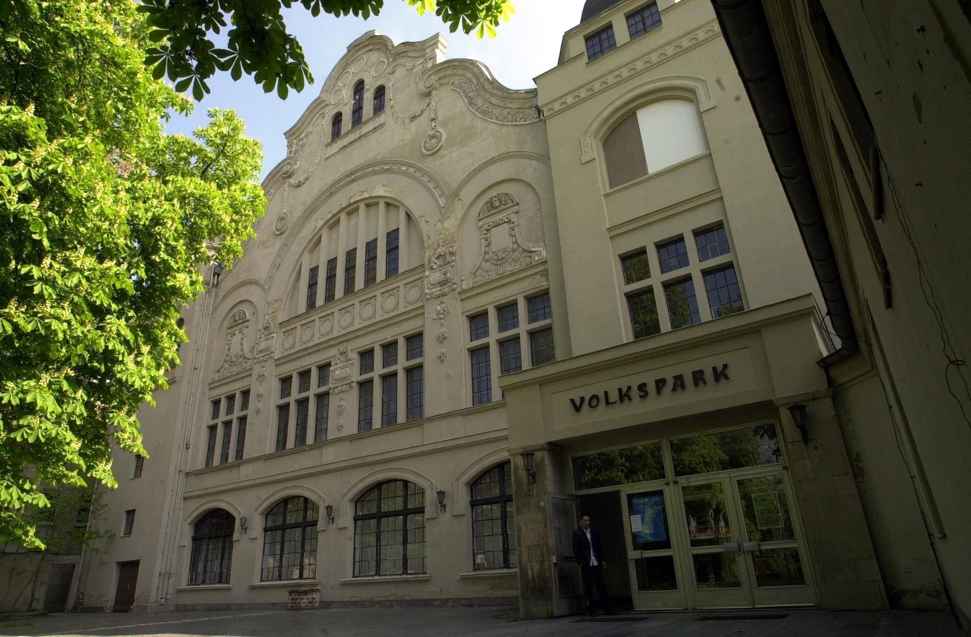 Die Nordfassade des Volkspark in Halle