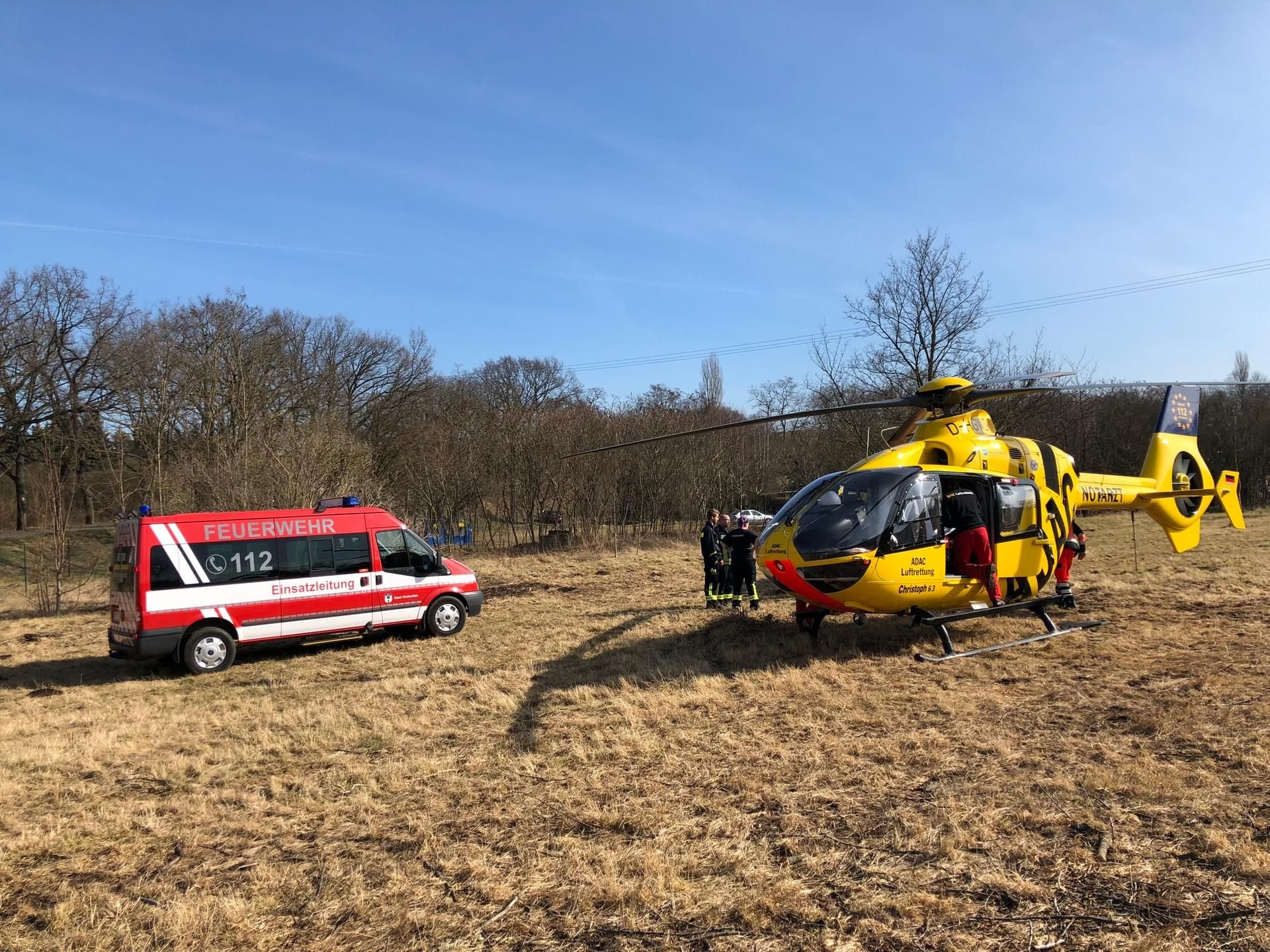 Ein Rettungshubschrauber brachte den vom Dach gestützten Mann in ein Krankenhaus nach Halle.