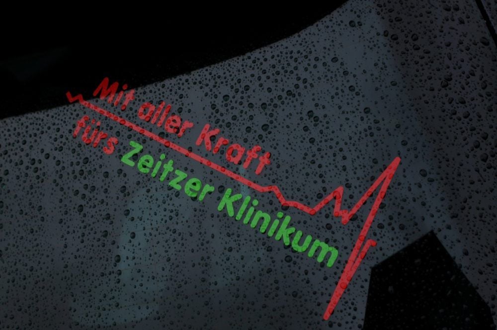 Die Zeitzer haben sich für den Erhalt des Klinikums mit allen seinen Stationen stark gemacht - und zeigen das auch mit Aufklebern am Auto.