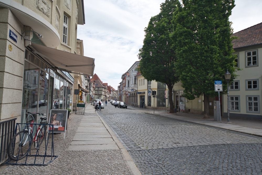 Blick in den Steinweg. Der Ausbau der Straße wird vorbereitet.