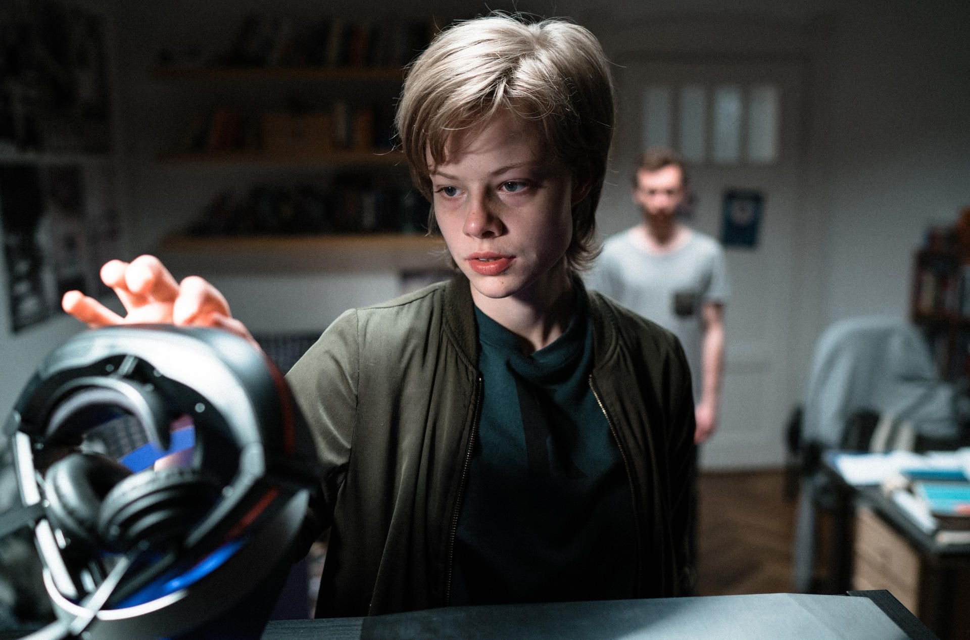 Jennifer Reitwein (Emma Bading) will das VR-Headset von Pierre (Jonas Hämmerle) ausprobieren in einer Szene des Spielfilms "Play".