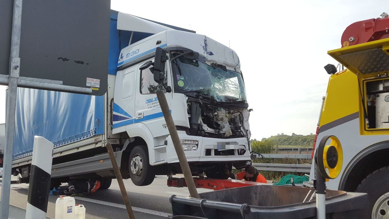 Die Führerkabine des Lkw ist nach dem Unfall auf der A14 bei Halle zerstört.