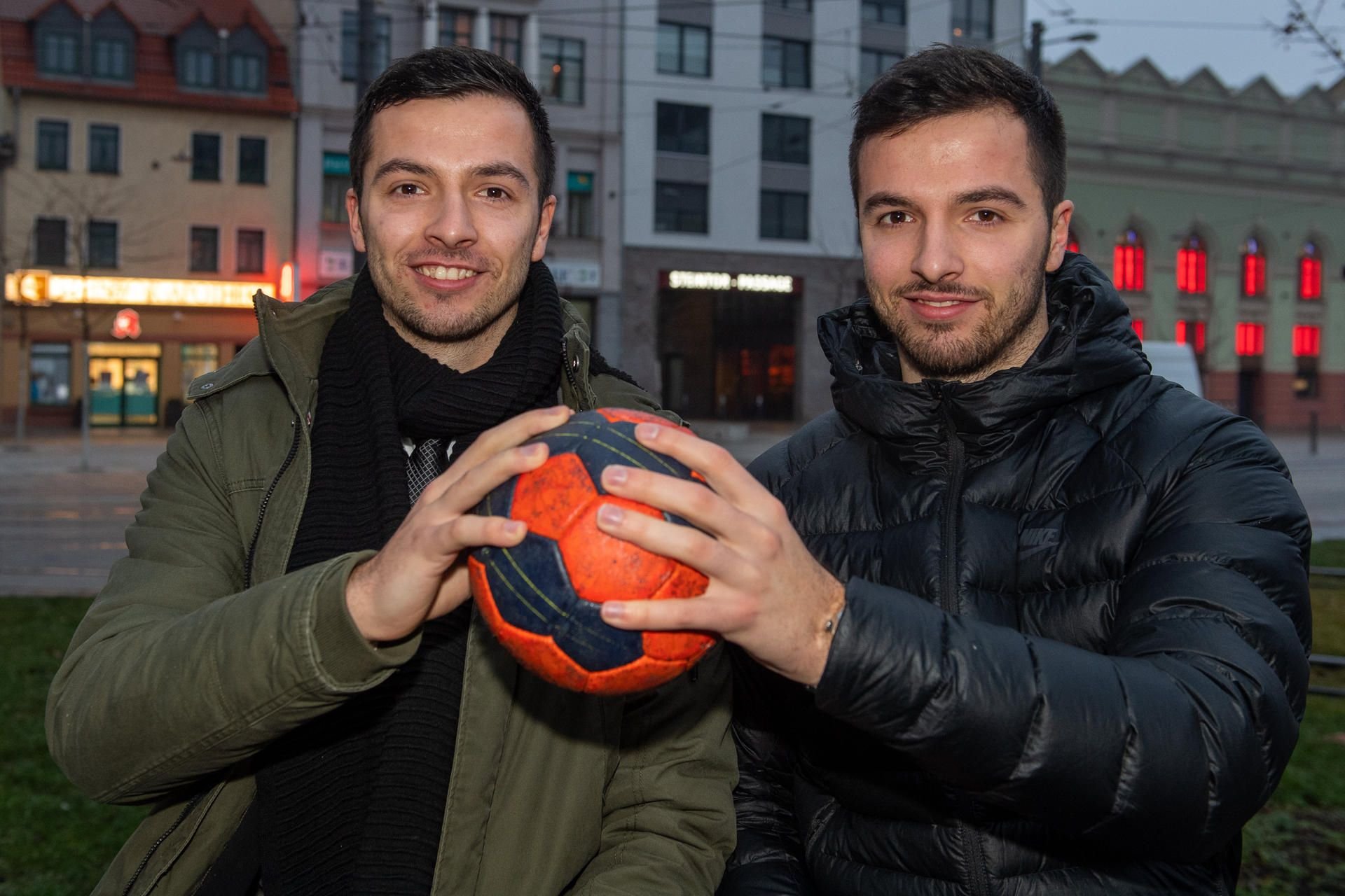 Sascha (links) und Nicolas Berends mit ihrem wichtigsten Sportutensil am Steintor, wo sie beide ganz in der Nähe wohnen