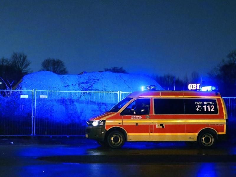 Ein Fahrzeug der Feuerwehr bewacht die Fundstelle des Blindgängers. Foto: David Young