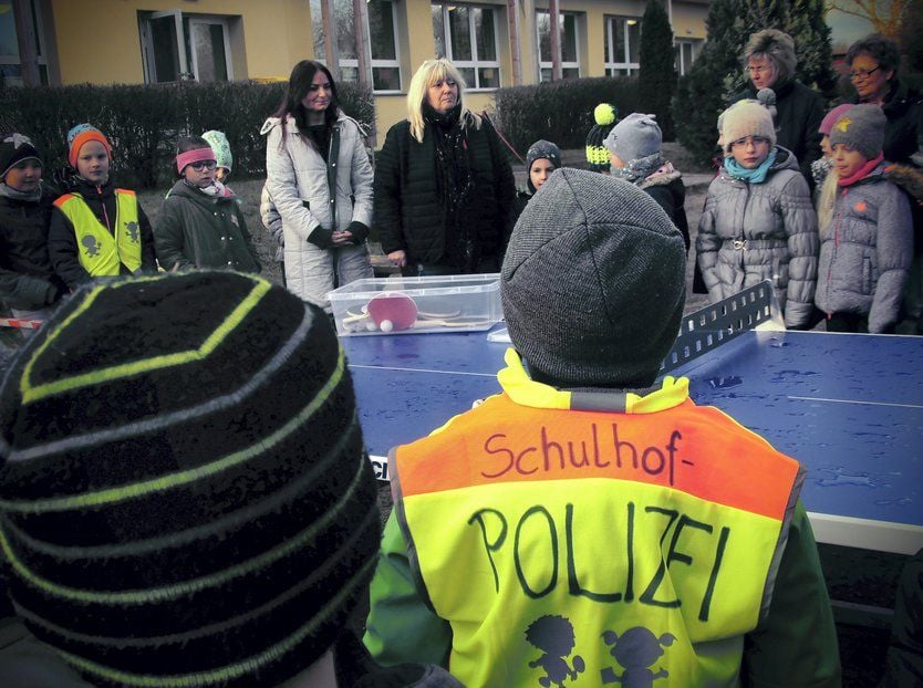Julia Brauer und Silvia Wollmann übergeben die Platte.