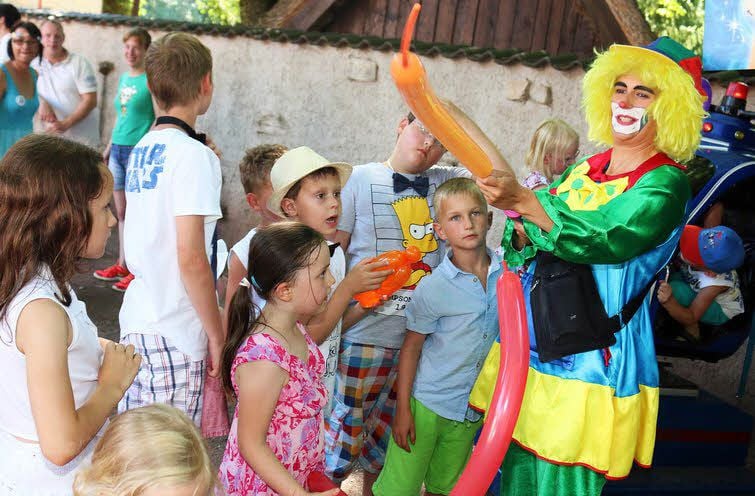 Die Kinder hatten ihren Spaß mit einer Clownin.