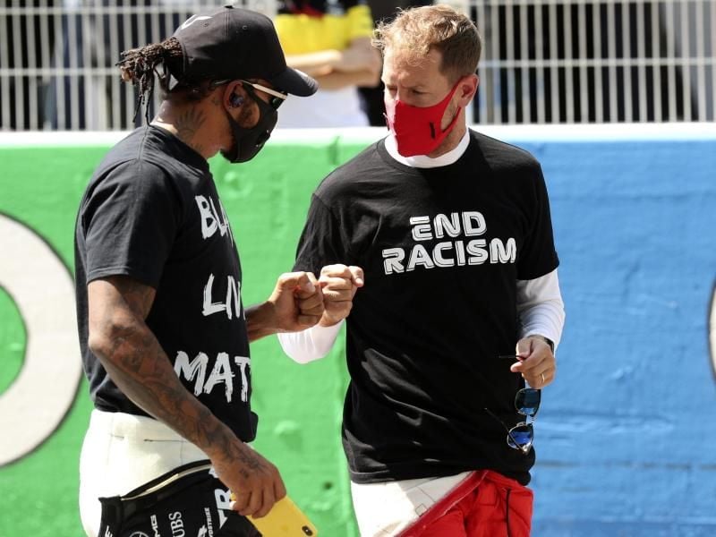 Für einen Boykott als Zeichen gegen Rassismus und Polizeigewalt sehen Lewis Hamilton (l) und Sebastian Vettel die Zeit nicht gekommen. Foto: Albert Gea/Pool Reuters/AP/dpa
