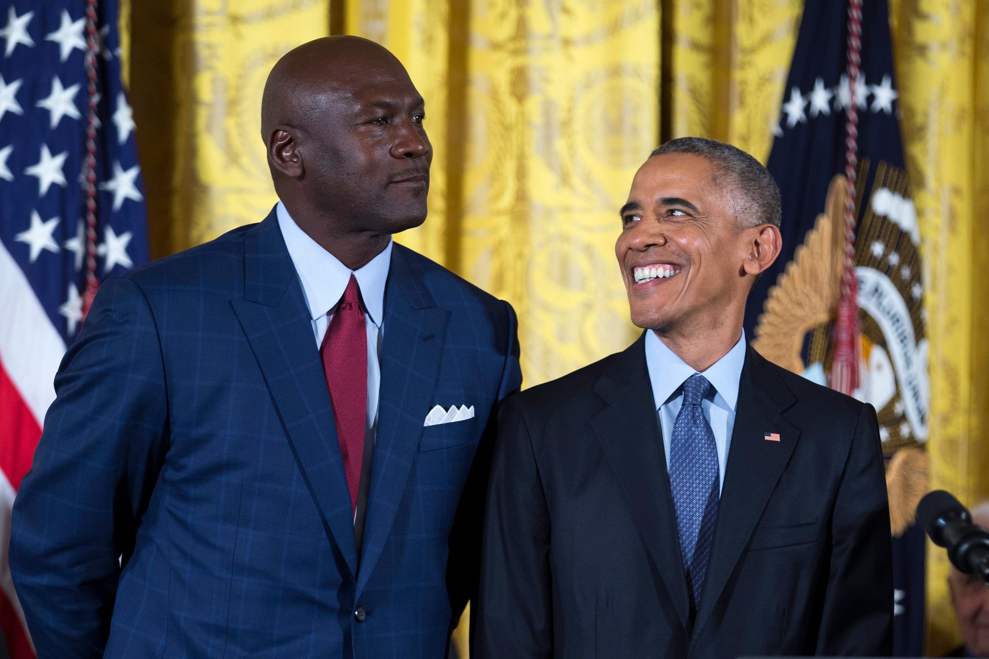 Ziemlich begeistert blickt Präsident Barack Obama (l.) auf Basketballlegende Michael Jordan.