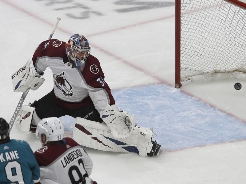 Colorados Torhüter Philipp Grubauer kann ein Tor durch die Sharks nicht verhindern. Foto: Jeff Chiu/AP