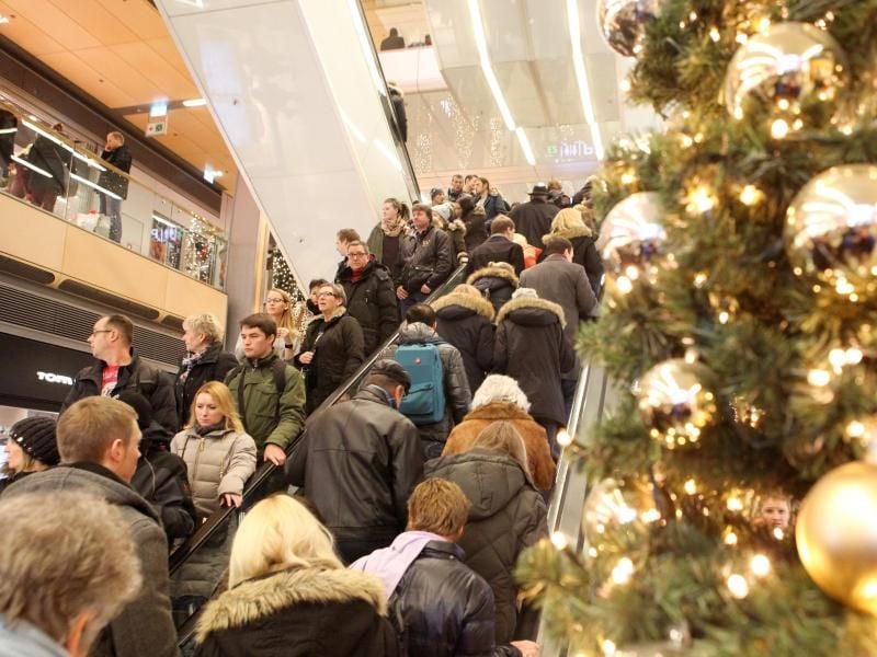 Kurz vor Weihnachten drängen sich viele Kunden in den Geschäften, um passende Geschenke zu finden. Danach wollen die Beschenkten die Ware mitunter umtauschen. Foto: Bodo Marks