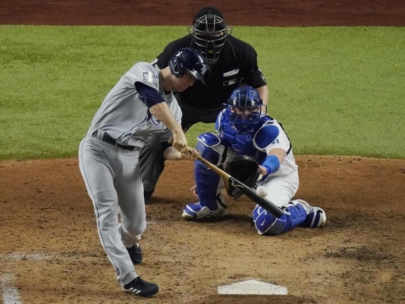 Joey Wendle von den Tampa Bay Rays beim Hit. Foto: Sue Ogrocki/AP/dpa