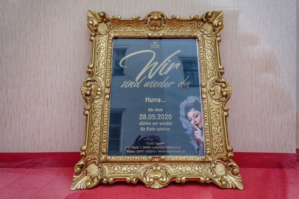 Seit einigen Tagen kündet dieses Schaufensterbild von der Wiedereröffnung des Clack-Theaters Wittenberg.