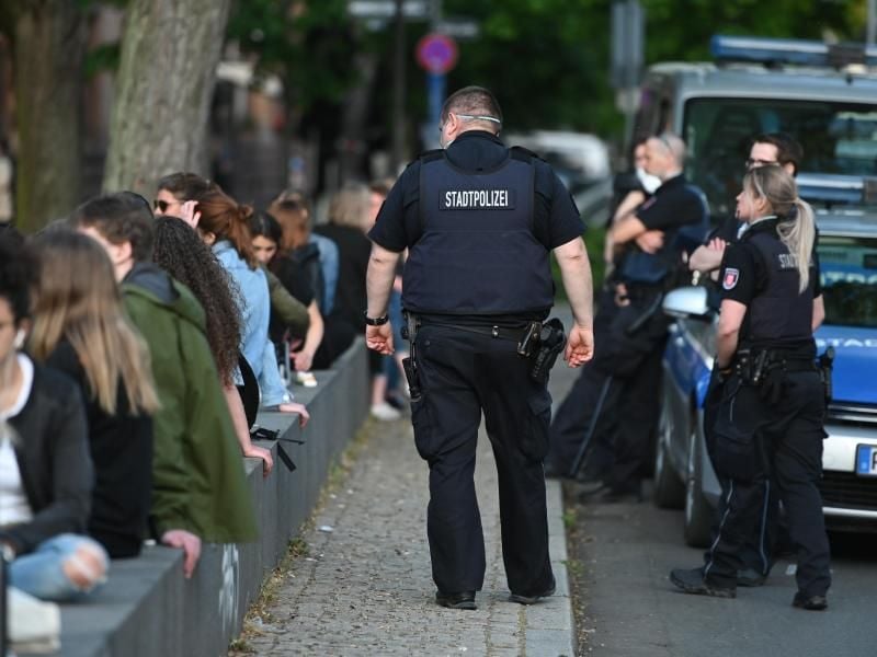 Frankfurter Stadtpolizisten beobachten die Menschen auf dem Friedberger Platz. Foto: Arne Dedert/dpa/Archivbild