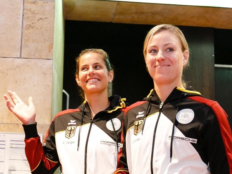 Angelique Kerber (r) und Julia Görges kehren für das Relegationsspiel in Lettland ins Fed-Cup-Team zurück. Foto: Frank Molter/dpa