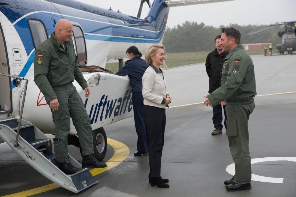 Bei ihrer Ankunft in Holzdorf wurden Verteidigungsministerin Ursula von der Leyen und der Inspekteur Luftwaffe, Generalleutnant Ingo Gerhartz vom Kommandeur der Holzdorfer Lufttransportgruppe, Oberstleutnant Knut Brantin, begrüßt.