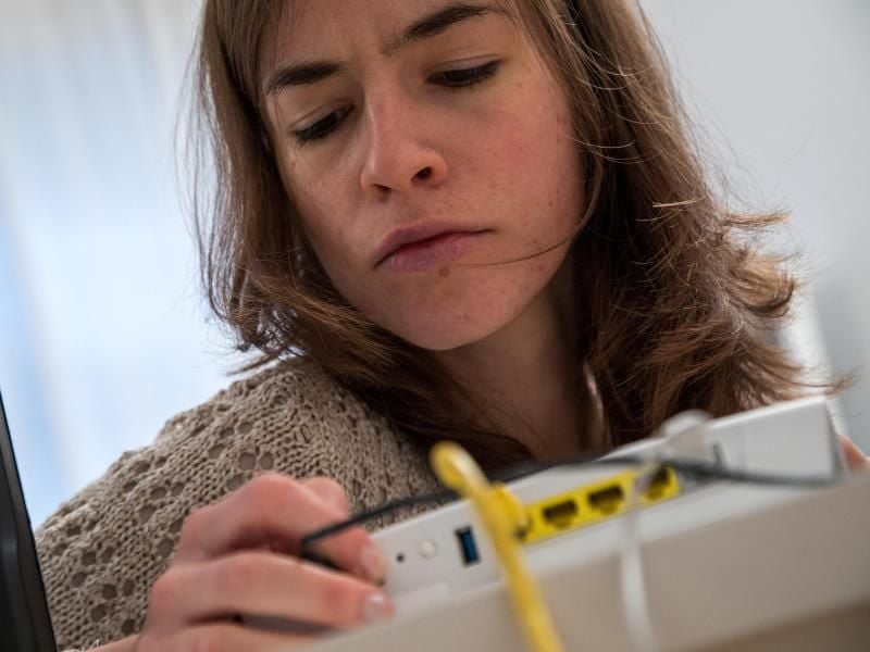 Sitzen alle Kabel richtig im Router? Manchmal sind WLAN-Störungen leicht zu beheben. Christin Klose Foto: Christin Klose