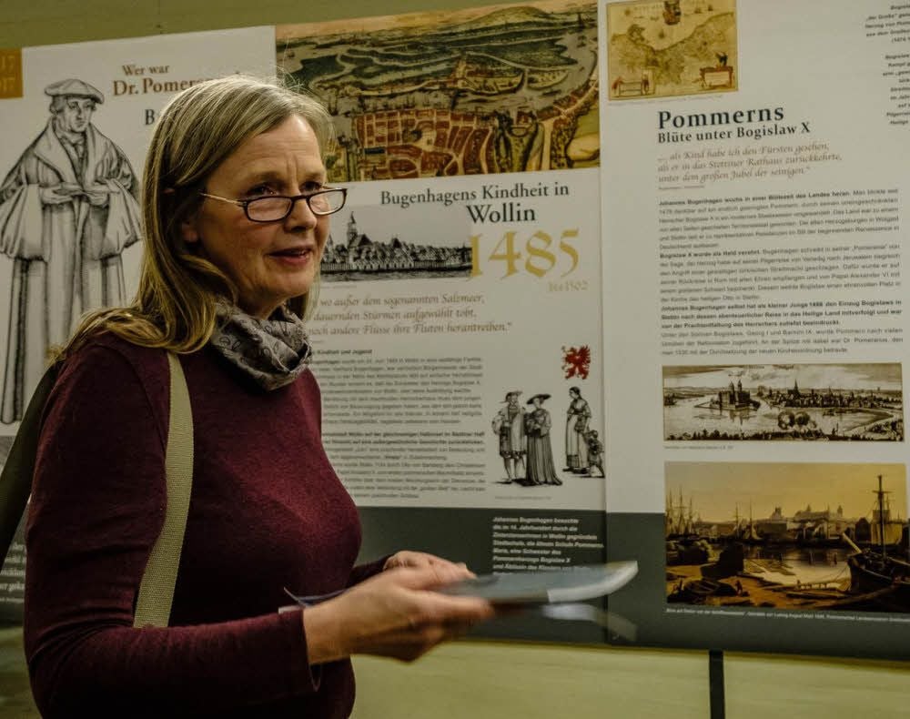 Kuratorin Martina Kerl hat den Besuchern zur Ausstellungseröffnung noch viele Informationen zum Reformator Johannes Bugenhagen mit auf den Weg gegeben.