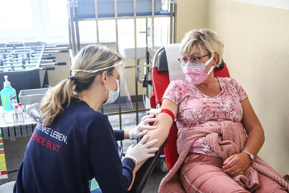 Auch Blutspenderin Ines aus Bad Schmiedeberg trägt einen Mundschutz.