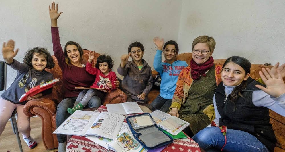 Aya (6), Randa (13), Rucaya (4), Ahmed (9), Fatima (10, von links) freuen sich ebenso wie Mona (15, re.), wenn Anke Pacyna (2. v. re.) vom Gräfenhainichener Verein bunt.offen.anders zu ihnen kommt. Sie kontrolliert Hausaufgaben und hilft, schulorganisatorische Fragen und behördliche Anliegen zu klären.