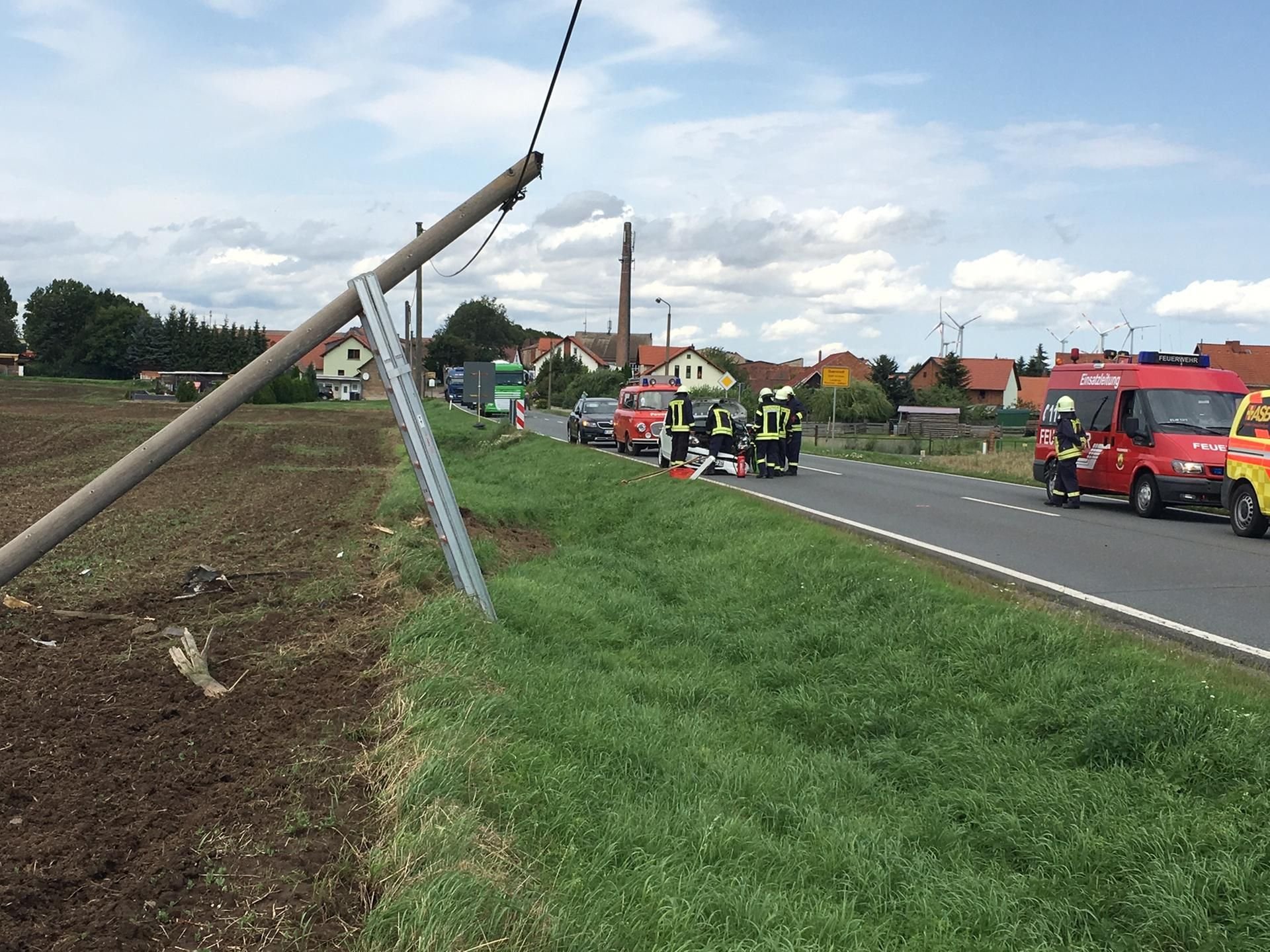 Bei dem Unfall auf der B 180 bei Quenstedt sind zwei Personen schwer und eine leicht verletzt worden.