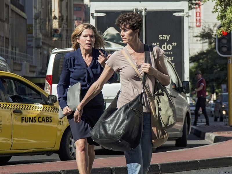 In Kapstadt setzen die Journalistinnen Rommy Kirchhoff (Nina Kunzendorf, r) und Karin Berger (Anke Engelke) ihre Suche nach dem entführten Top-Lobbyisten fort. Foto: Wiedemann & Berg/Anika Molnar/ARD Degeto
