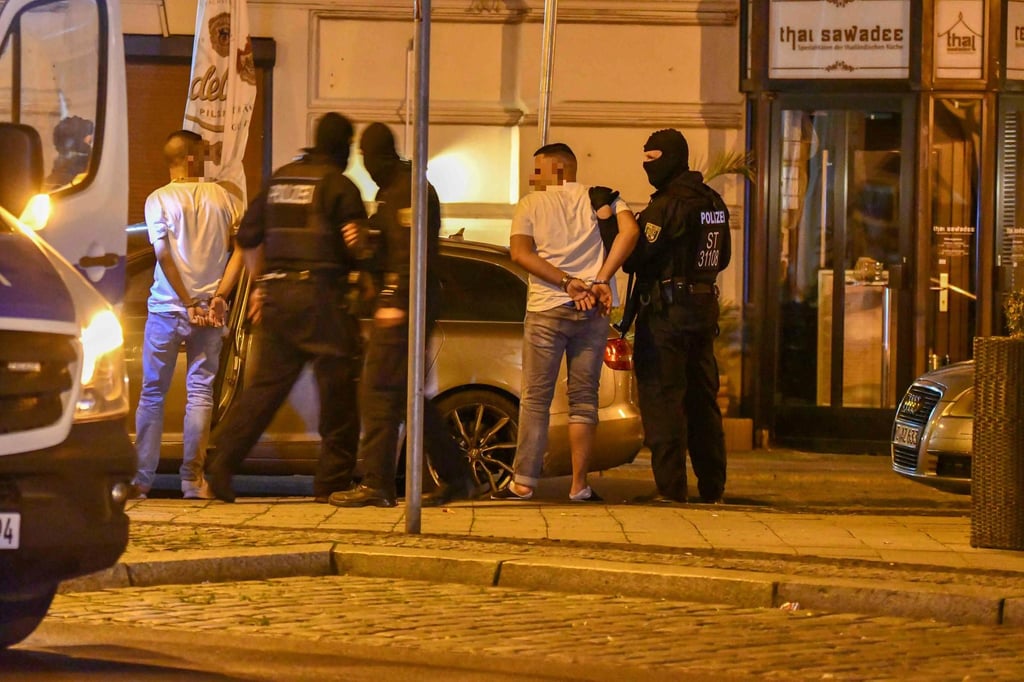 Mitunter ist die Polizei mit einem erhöhten Sicherheitsaufgebot am Hasselbachplatz.