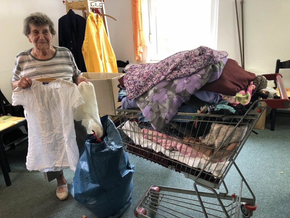 Mit 90 Jahren ist Ilse Krug die Älteste im ehrenamtlichen Team der Kleiderkammer Braunsbedra.