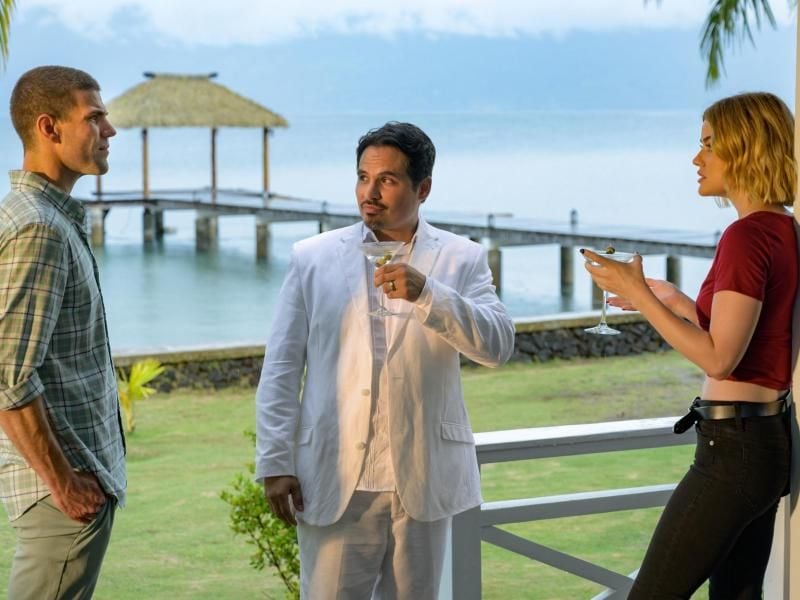 Patrick (Austin Stowell, l) und Melanie (Lucy Hale, r) sind Gäste von Mr. Roarke (Michael Pena, M). Foto: Sony Pictures /dpa