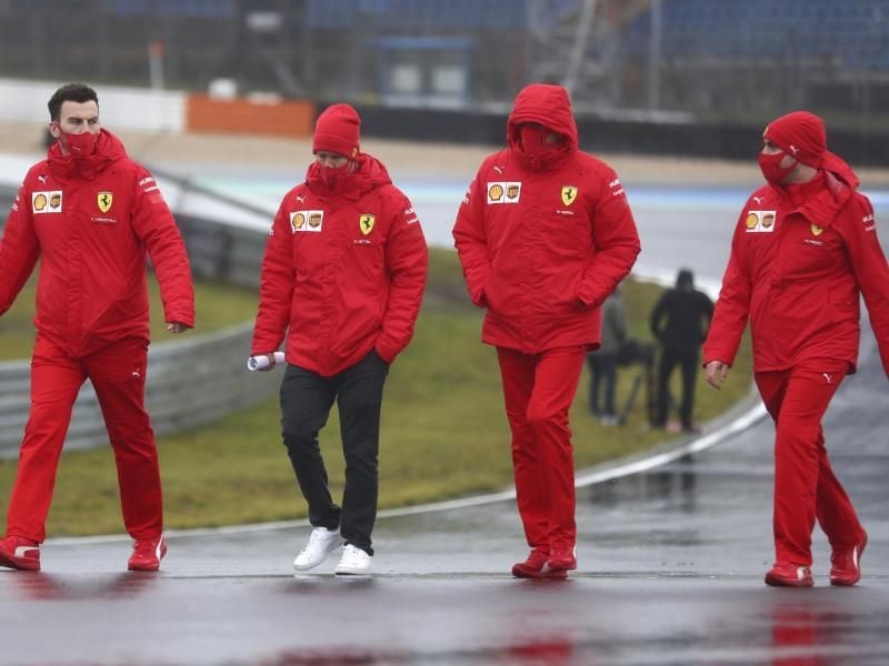 Ferrari-Pilot Sebastian Vettel (2.v.l) beim Track Walk auf dem Nürburgring. Foto: Matthias Schrader/AP/dpa