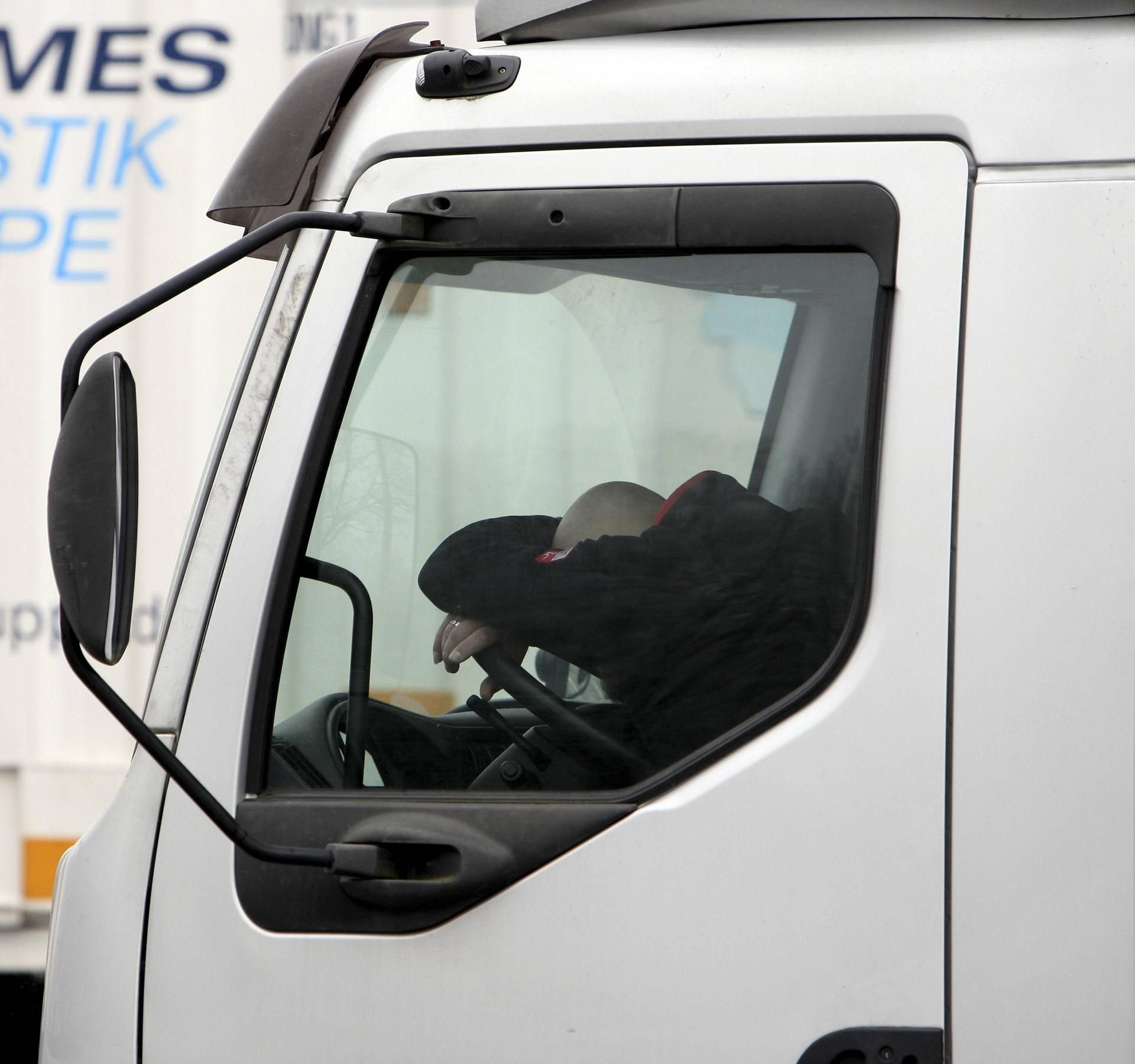 Ein „müder“ Lkw-Fahrer hat auf der Autobahn seinen Laster mit eingeschalteter Warnblinkanlage einfach abgestellt.