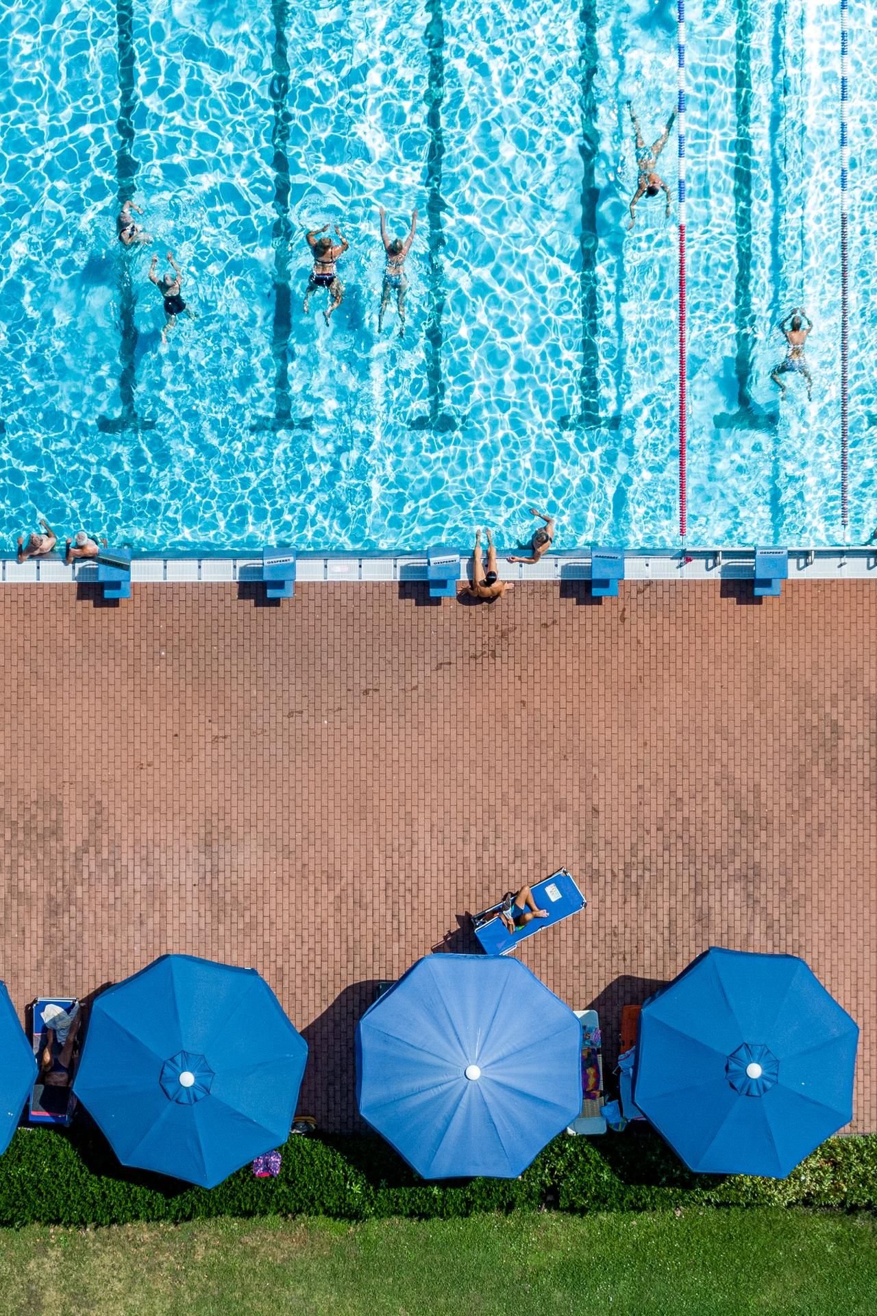 Menschen schwimmen in einem Schwimmbecken. (Symbolbild)