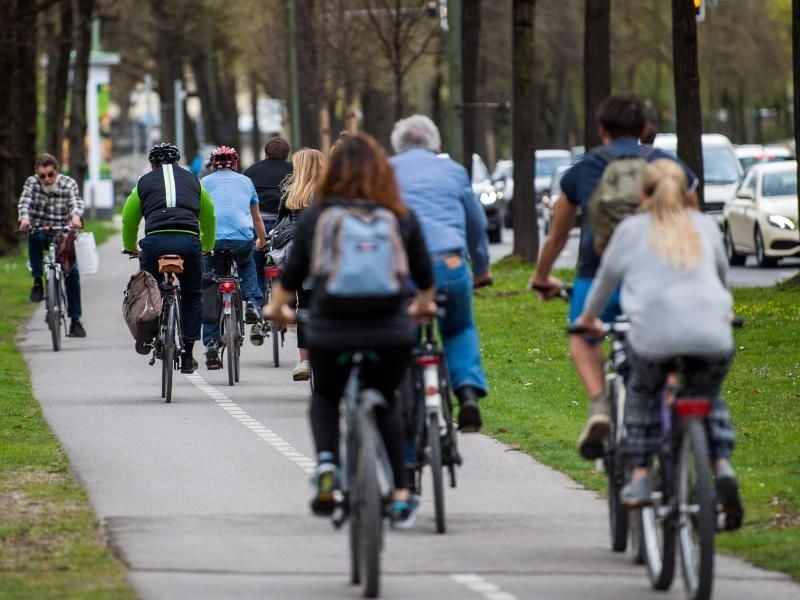 Viele Menschen nutzen für den Weg zur Arbeit ihr Fahrrad. Foto: Lino Mirgeler