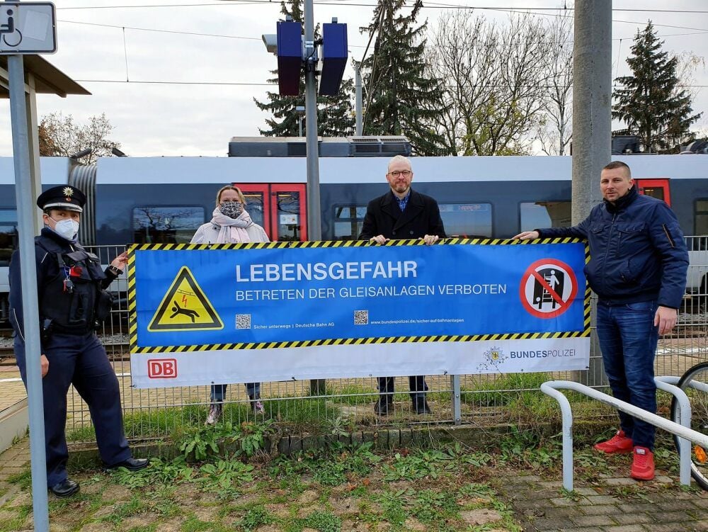 Katrin Beiersdorfer (v.l.), Silke Fenten, David Falk und Matthias Bunk haben die Banner am Bahnhof aufgehängt.