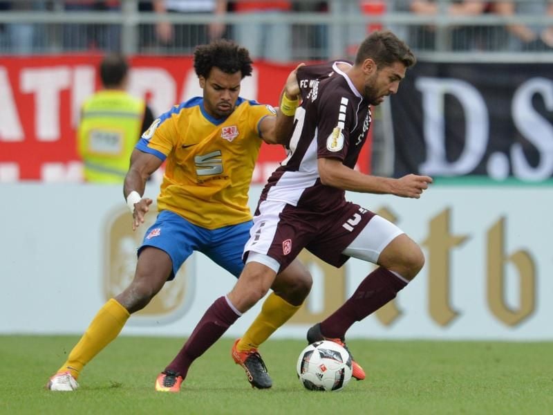 Braunschweigs Phil Osofu-Ayeh (l) im Duell mit dem Würzburger Nejmeddin Daghfous. Foto: Timm Schamberger