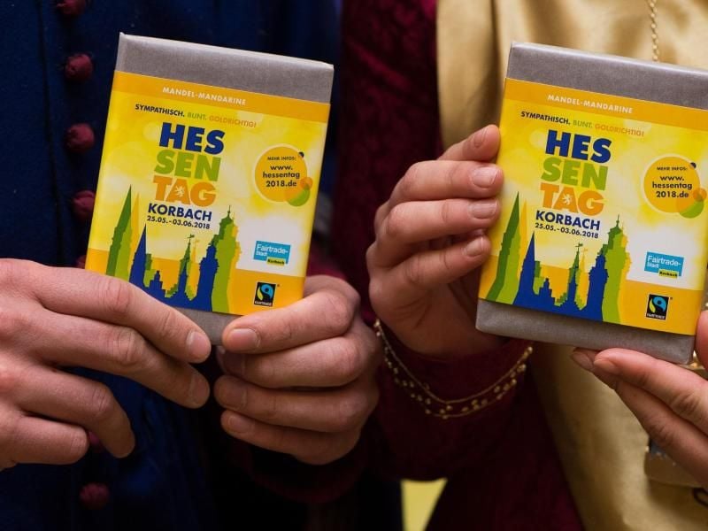 Das Logo für den Hessentag 2018 in Korbach ist auf der Verpackung einer Tafel Schokolade zu sehen. Foto: Swen Pförtner/Archiv