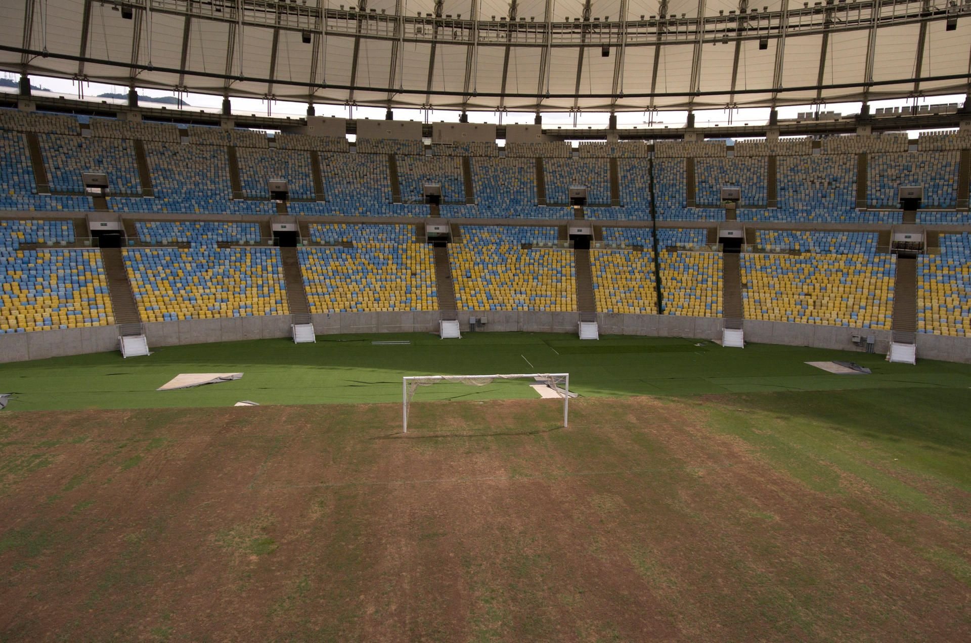 Vom Rasen des Fußballfeldes im Maracana-Stadion ist nicht mehr viel zu sehen: Die Fläche gleicht heutzutage eher einem trockenen Acker.