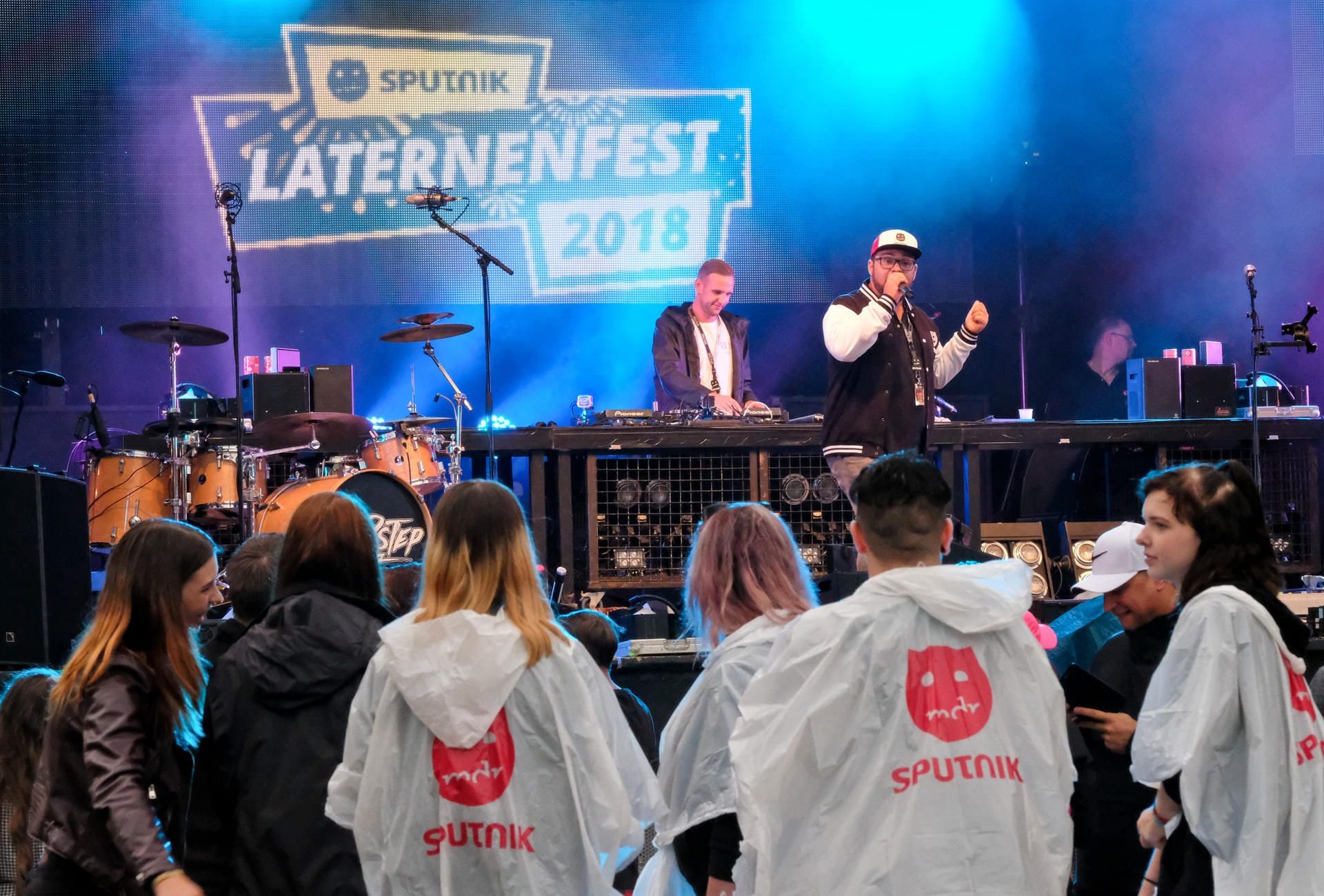 Am Freitag ist das Laternenfest auf der Peißnitz in Halle mit ein paar kleineren Regenschauern gestartet. Auf der Freilichtbühne startete der Radiosender Sputnik mit DJ David K. pünktlich kurz nach 19 Uhr das Festwochenende.