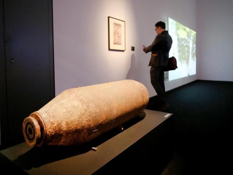 Eine Fliegerbombe aus dem Zweiten Weltkrieg ergänzt die Filme und Texte von Alexander Kluge. Foto: Roland Weihrauch