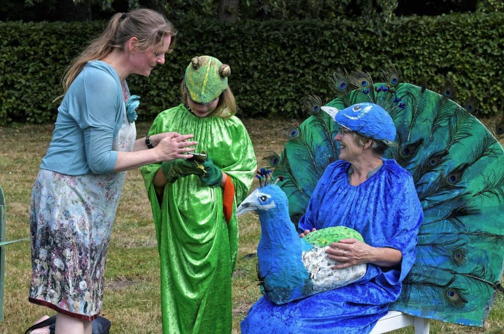 Sabine Kuras vom Kreativkurs Krötenhof setzte Maria mit ihrer Oma Roswitha Prüfer ins rechte Licht.