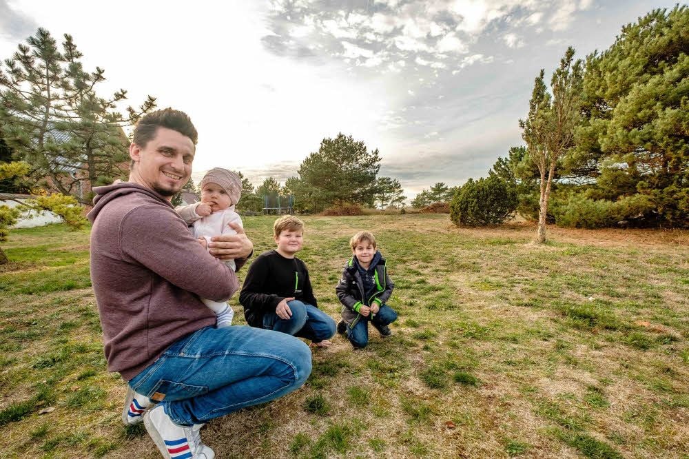 Hier würden sie gern bauen: Alexander Winter aus Straach und Familie zieht es nach Thießen. Baureif ist das Grundstück allerdings noch nicht.